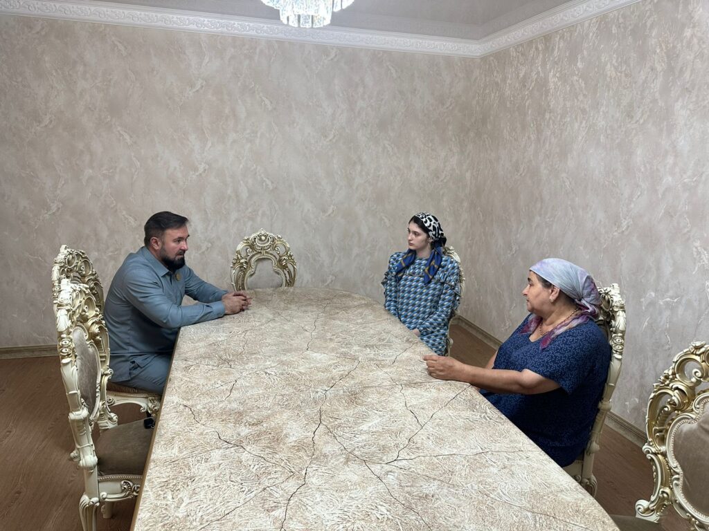 «Меня никто не мучает, с родными живу нормально». Похищенную Селиму Исмаилову показали на видео