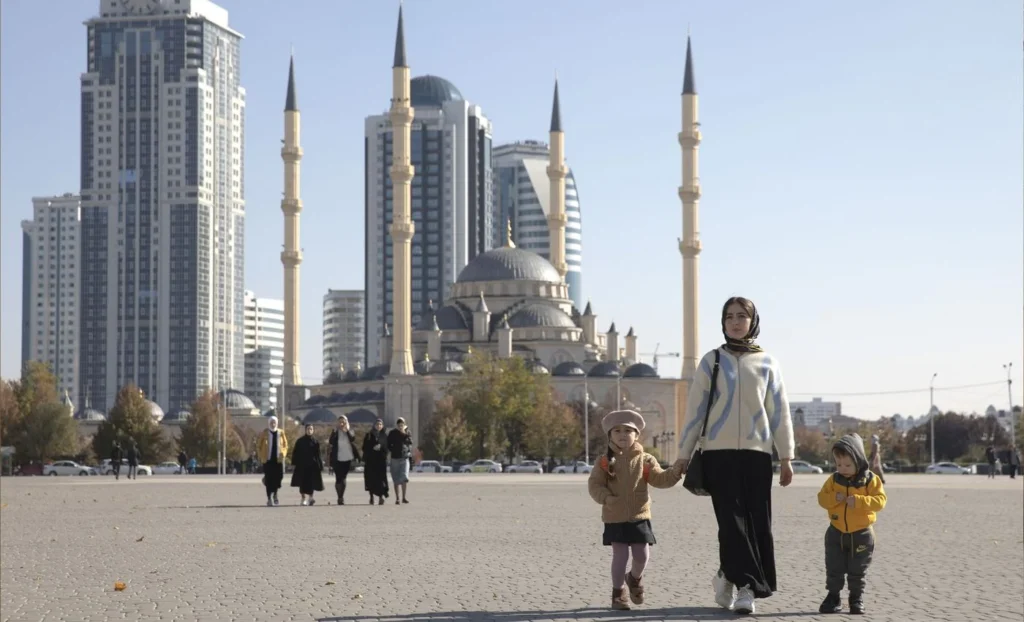 Женщине с детьми пришлось покинуть Чечню из-за аниме-картинок на телефоне дочери и травли в интернете