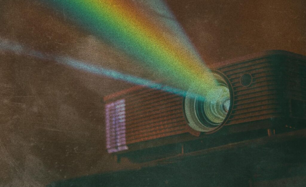 Закон об ЛГБТ-пропаганде поверг онлайн-кинотеатры в хаос. Им массово выписывают миллионные штрафы, а площадки не знают, как модерировать контент